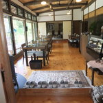 ぷりむろーず - 入り口から見た店内　靴を脱いで入ります