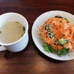 Taji Maharu Eberesuto - チーズナンセットのスープとサラダ。どちらも食べ飽きない味。