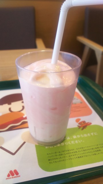モスシェイク（ストロベリー・サイズ=S） 250円』by kama-n