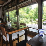 ぷりむろーず - 窓も大きく明るい店内