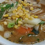 どさん子 - 味噌ラーメン650円税込 野菜多めでコスパいい どさん子の特徴でスープの味はスッキリしてる 麺が固くてボソボソしてるがこの値段ならまあ良しとしよう チャーシューも癖のない万人受けする味でGood