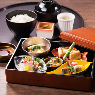 ランチタイム限定 個室確定 彩り松花堂会食御膳 和食バル音音 名古屋ｊｒゲートタワー店 オトオト 名古屋 居酒屋 食べログ