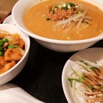 健康中華 青蓮 - 担々麺＋鶏肉の中華味噌炒め丼