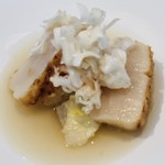 エスキス - 殻ごと焼いたホタテ貝　蕗　マッシュルーム　マコモ茸と湯葉　ホタテの出汁のスープ　生姜バター