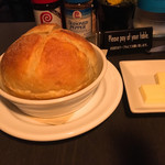 ロウリーズ・ザ・プライムリブ - 自家製パン