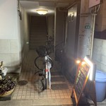 ダイニング 松っちゃん - お店の入り口に居座る自転車