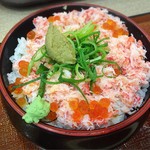 金沢海鮮丼　もり家 - 酢飯が少ししか見えないぐらいほぐし身が。
            見た目はいい感じでした(・ω<) 