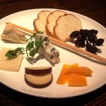 バー ザ ドア - チーズの盛り合わせ。
