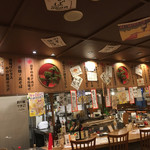 Robatakojirou - ド派手なお店ですね〜
      カウンターの向こうには、囲炉裏、鉄板、藁焼きのパート分けがされてます。