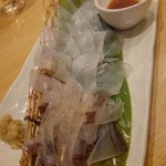 烏賊 鮨ダイニング 鮮助 - 特大アオリイカのお造り
      特大サイズなので身が少々硬めですが、丁寧な仕事が冴え渡っています♪