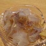 烏賊 鮨ダイニング 鮮助 - 特大アオリイカのゲソ、まだ元気良く動いていますヽ(｡･∀･｡)ﾉ！肝付のとこウメー♪