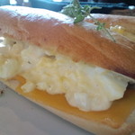 アートコンプレックスカフェ - ベーコンと卵チーズのパニーニサンド