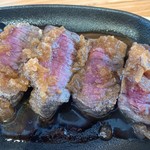 パワー イーツ - 牛肉赤身ステーキ オニオンソース断面