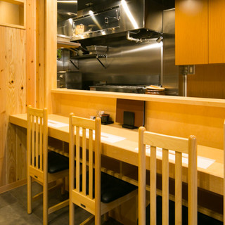 カウンターは3席。お一人様にもデートにも居心地の良い席です。