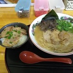 ラーメン さくら - 久しぶりに来てみたら、店内が広くなっていた！  テーブルの上には、辛子高菜・紅生姜・すり胡麻が 常備されている〜♪