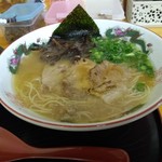 Ramen Sakura - 鹿野豚ラーメン・570円(税込み) 豚骨ラーメンで、この料金の割には沢山チャーシューが入ってる！CP⤴︎