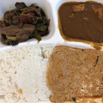 アジアンランチ - ランチボックス 白米 650円 ※メルマガ会員50円引き バターチキンカレー(+50円), 5種類のキノコのガパオ, 日本の昭和風豚角カレー 2019年5月29日ランチ