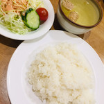 街の小さなレストラン 9.9.9 - サラダ、ライス、スープ