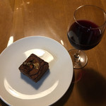 サタデイズ チョコレート ファクトリー カフェ - ブラウニー　ワインと一緒に頂きました