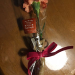 サタデイズ チョコレート ファクトリー カフェ - カーネーションが1本添えられていました