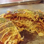 テッペン。 - 広島風お好み焼きの断面…その②。