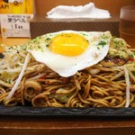 やきそば専門店 ぼんの - ソースやきそば(豚汁or焼きおにぎり付き) 700円、野菜増し＆麺増しでお願いしました