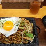 やきそば専門店 ぼんの - ソースやきそば(豚汁or焼きおにぎり付き) 700円、野菜増し＆麺増しでお願いしました