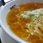 食堂 はせ川 - 脂は高価な丸鶏からしか出ない証明でもある