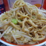 麺でる - 野菜の下から麺を掘り出す