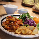 レストラン レジーナ - 日替わりランチ。
よーく、見てください。花豆・ひよこ豆・大豆なども上手いこと煮込んでいる。こんなリッチな860円ランチは見たことがない。