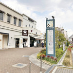 Tenyuu Atsugase - 左端が店舗 ショッピング施設の一角(2019.4月初旬)