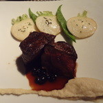 北海道"蝦夷鹿"ロース肉のロースト　セロリのピューレと季節の野菜を添えて