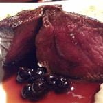 グランファミーユ・シェ松尾 - 北海道"蝦夷鹿"ロース肉のロースト　セロリのピューレと季節の野菜を添えて