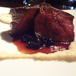 北海道"蝦夷鹿"ロース肉のロースト　セロリのピューレと季節の野菜を添えて