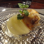 グランファミーユ・シェ松尾 - 洋梨のフレッシュコンポート　メープルシロップと胡麻のアイスクリームを添えて