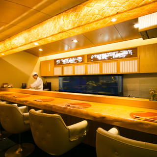 ゆったり６席。板前とと話も楽しめます。是非、今日のお勧めを聞いて下さい♪