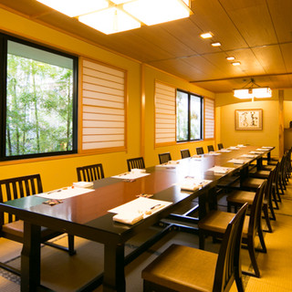 靴を脱いで上がるお部屋になりますが、2～２４名様まで４部屋御座います。