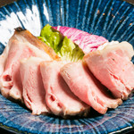 お酒とごはん しんこぺ - おつまみのローストポーク