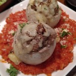 Okome Cafe&Bar 米b - 玉ねぎの肉埋めチーズがけトマトソースでハンバーグ？