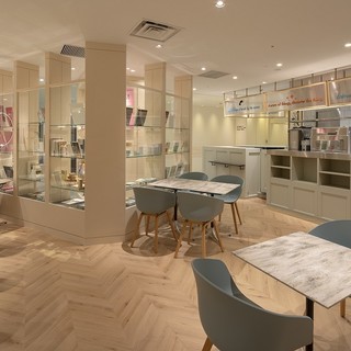 【リニューアル】採光豊かに過ごせる優しくクリーンなカフェ空間