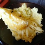 そばいち - まずは、揚げたての天ぷらが出てきます。
サービス(無料)です。嬉しいですね。
黄パプリカと、長ねぎ・玉ねぎ・人参のかき揚げ。