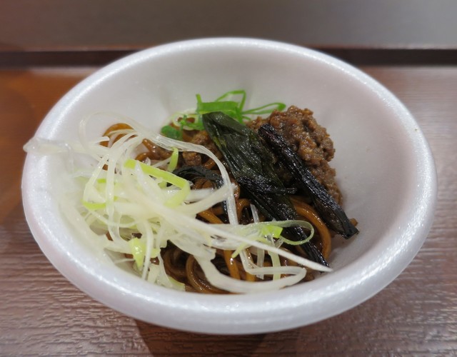 まぜそば 辛旨台湾まぜ麺（590円）」、「温玉付き（+70円）」 2025年4月15