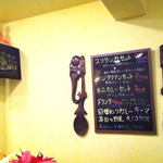 スリランカ料理 ラサハラ - 店内にもメニューがあり分かりやすいですね