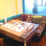 スリランカ料理 ラサハラ - ココに座ってました。