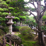 赤福 - 五十鈴川に面した縁側からの小さい庭