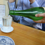 つきのや - 利き酒師さんが注いでくれるお酒は格別ですね