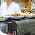 つきのや - カウンターに並ぶ美味しそうな大皿料理