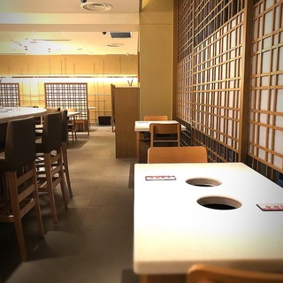 2名様専用のテーブルです。
                                          気の置けない方と是非