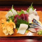旭寿司 - 刺し盛り9種各3切れ。価格は不明だけど想定では1,800円ぐらい。これでお腹いっぱいになってしまった。