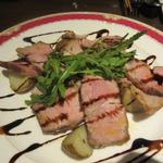 窯焼きビストロ 博多 NUKU NUKU - メインのお肉料理は糸島豚のロースト、バルサミコ酢がお肉とピッタリあってました。
            